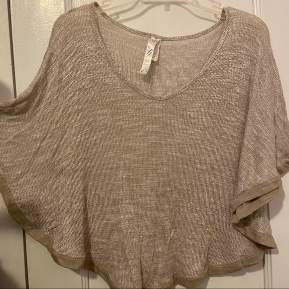 Gracie - Poncho / Very Light Sweater - Picture 1 of 4